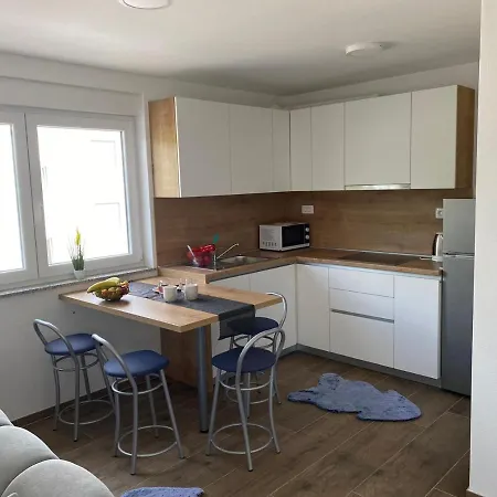 Apartmani Grgic On The Adress Branka Fucica 96 Malinska Exterior photo