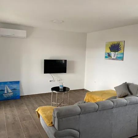 Apartmani Grgic On The Adress Branka Fucica 96 Malinska Exterior photo