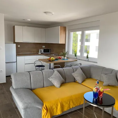 Apartmani Grgic On The Adress Branka Fucica 96 Malinska Exterior photo