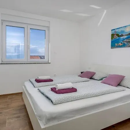 Apartmani Grgic On The Adress Branka Fucica 96 Malinska Exterior photo
