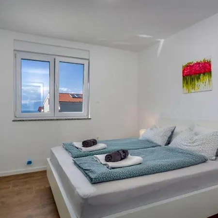 Apartmani Grgic On The Adress Branka Fucica 96 Malinska Exterior photo