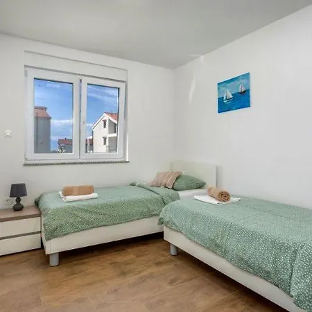 Apartmani Grgic On The Adress Branka Fucica 96 Malinska Exterior photo
