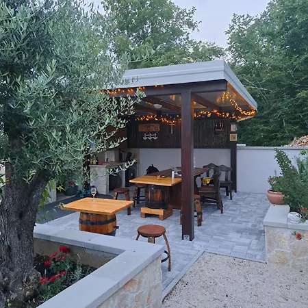 Apartmani Grgic On The Adress Branka Fucica 96 Malinska Exterior photo